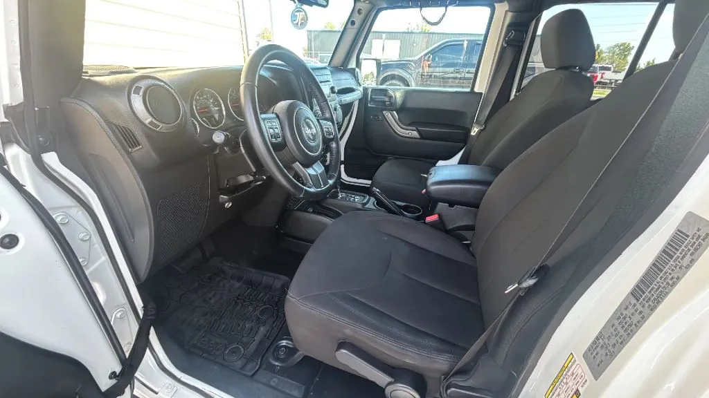 Jeep Wrangler photo 8