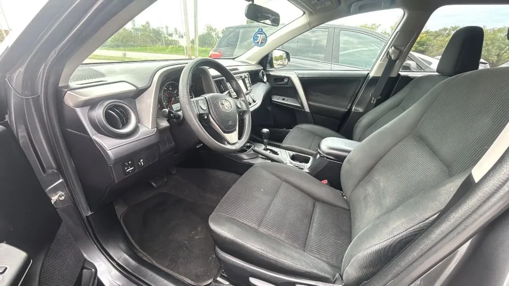 Toyota RAV4 photo 2