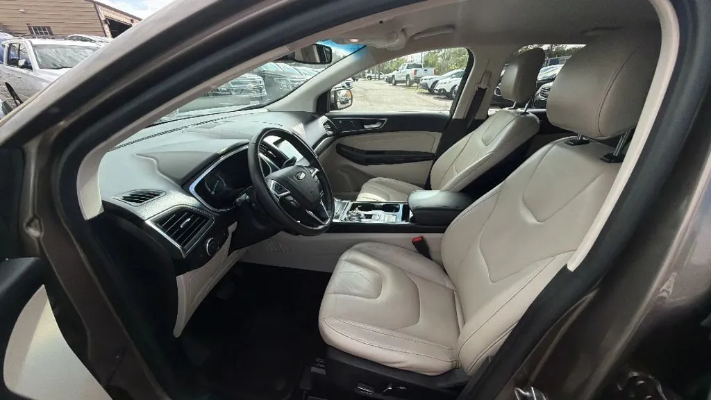 Ford Edge photo 2