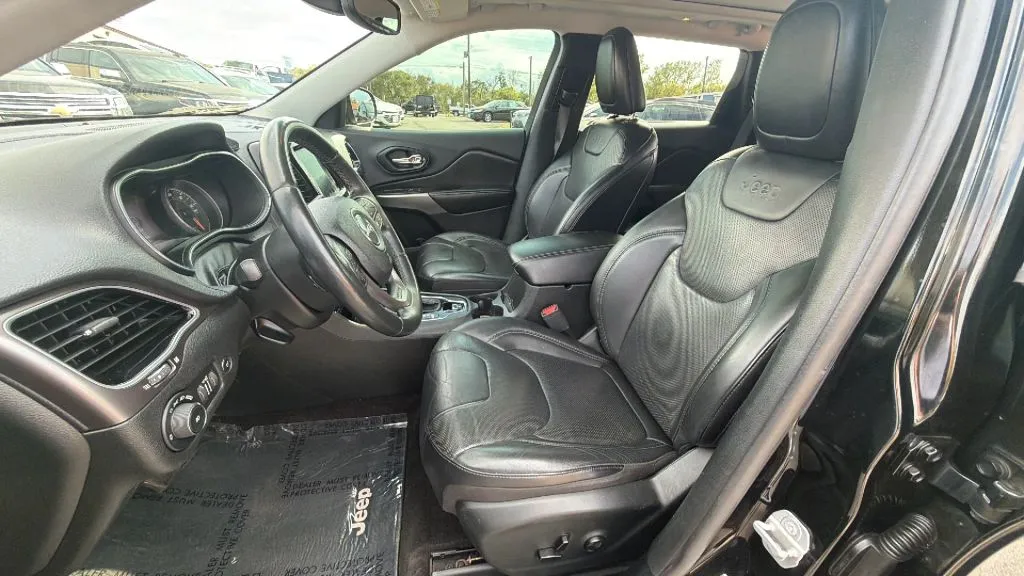 Jeep Cherokee photo 2