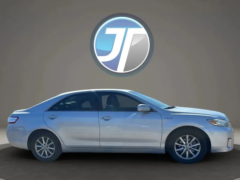 Toyota Camry photo 9
