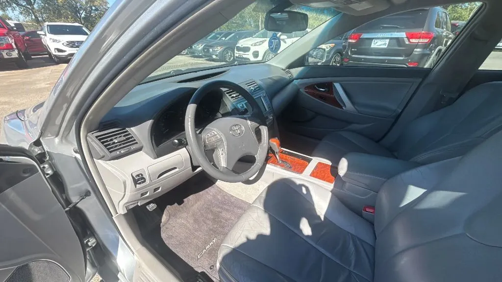 Toyota Camry photo 2