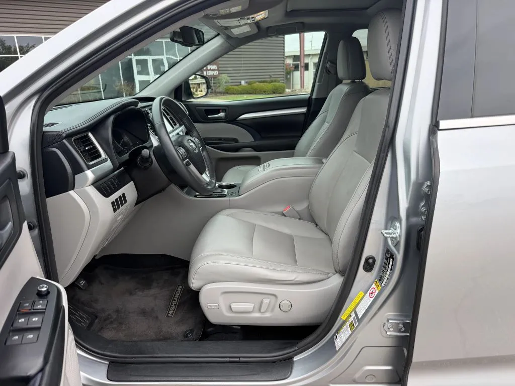 Toyota Highlander photo 2