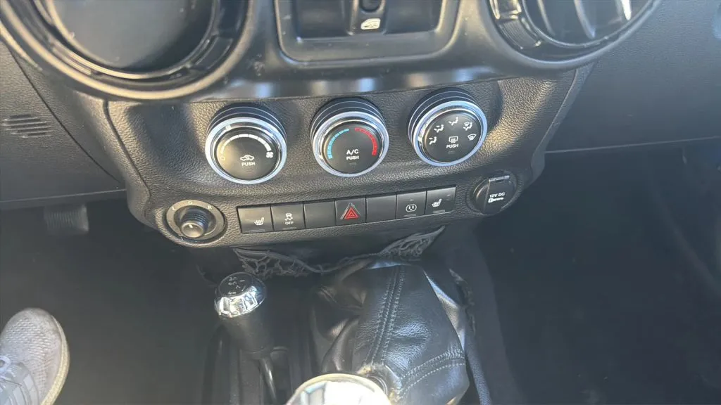 Jeep Wrangler photo 16