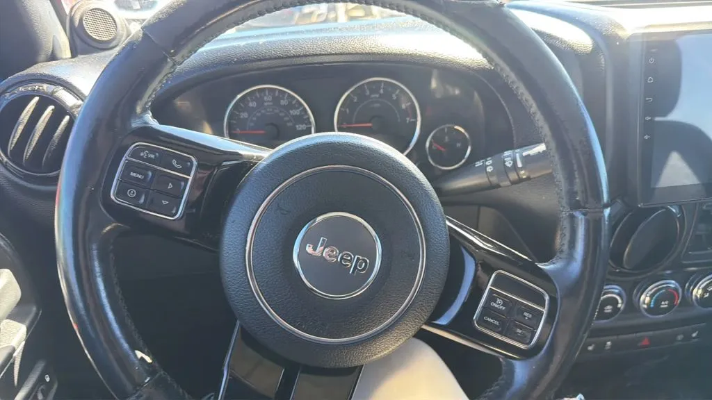 Jeep Wrangler photo 11