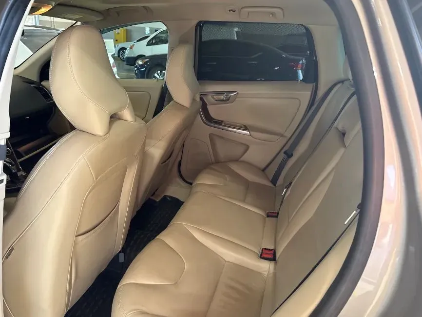 Volvo XC60 photo 8