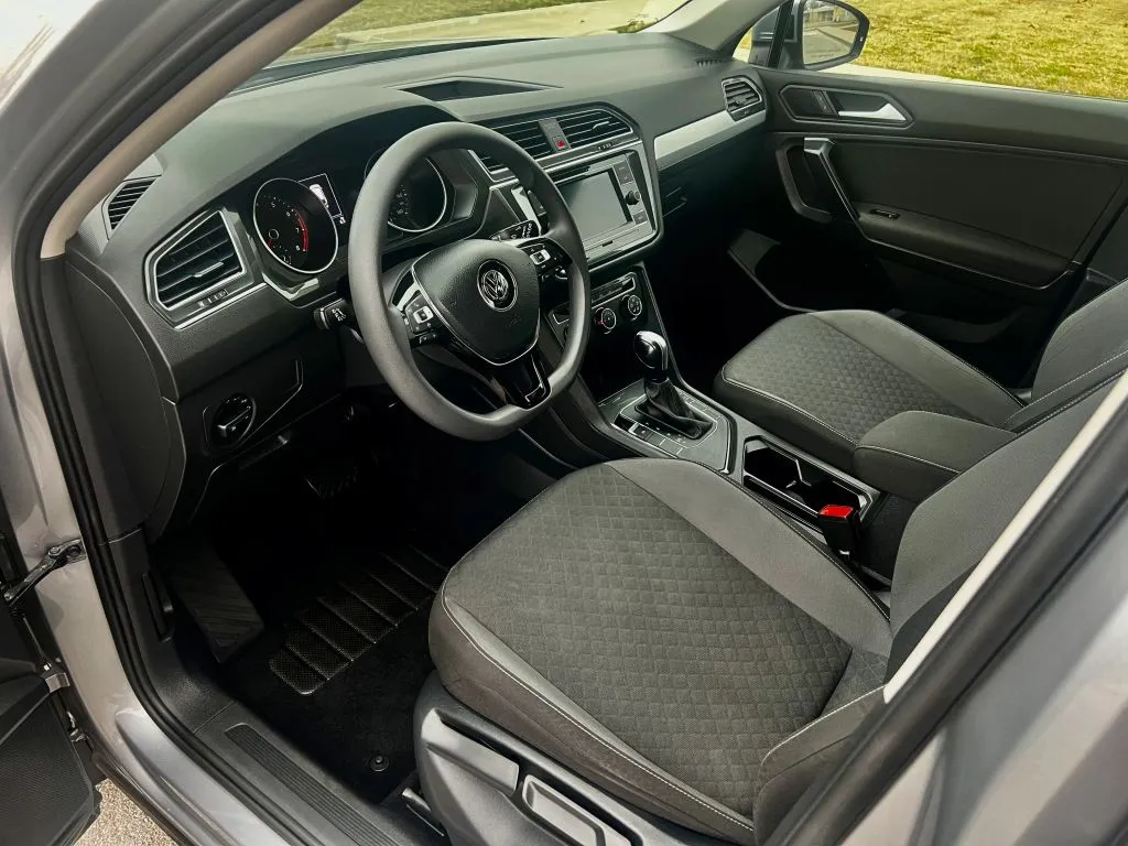 2021 Volkswagen Tiguan Sport photo 2