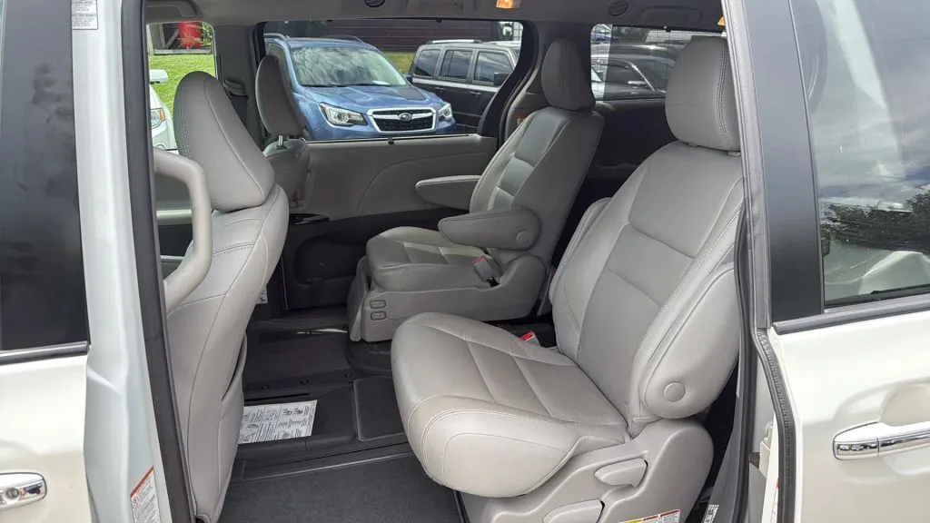 2019 Toyota Sienna XLE photo 16