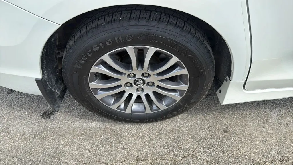 2019 Toyota Sienna XLE photo 23