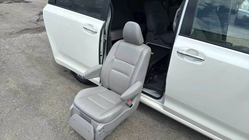 2019 Toyota Sienna XLE photo 18