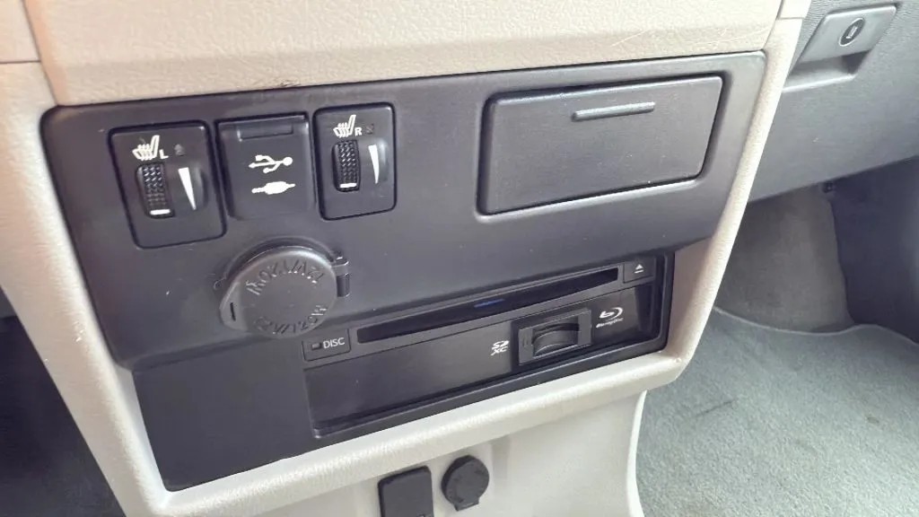 2019 Toyota Sienna XLE photo 37