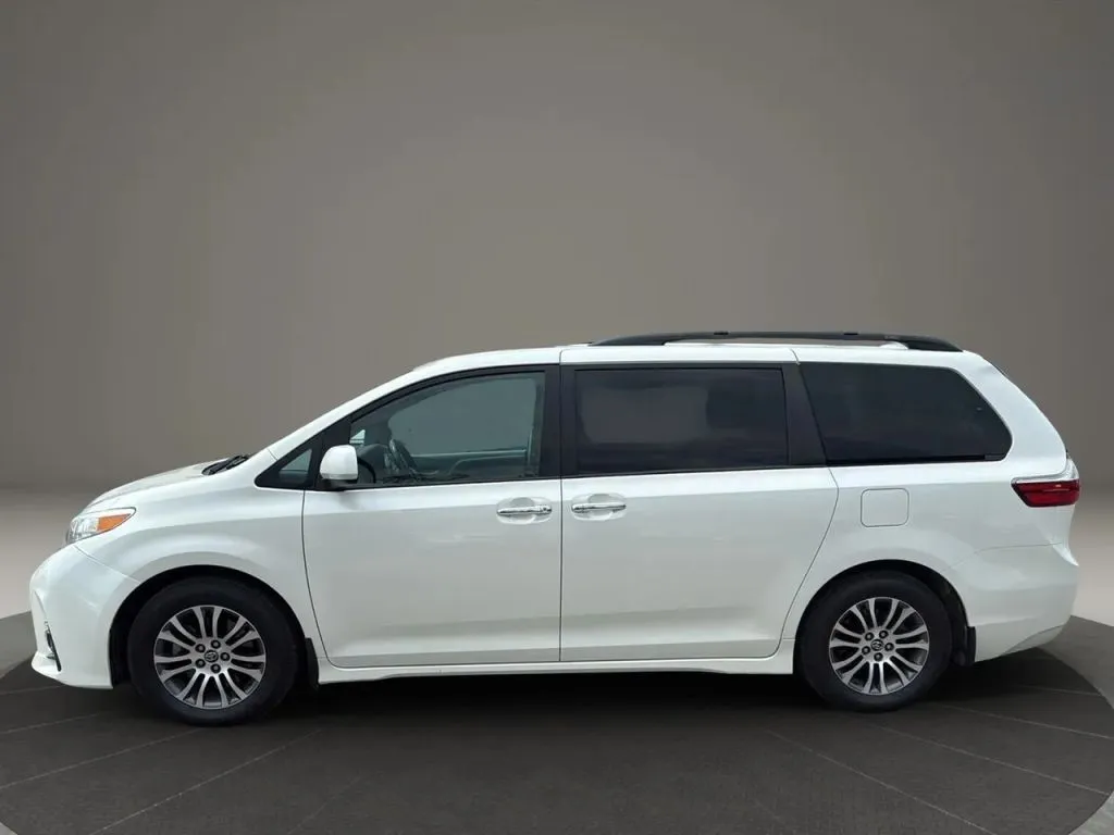 2019 Toyota Sienna XLE photo 6