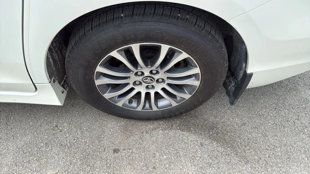 2019 Toyota Sienna XLE photo 39