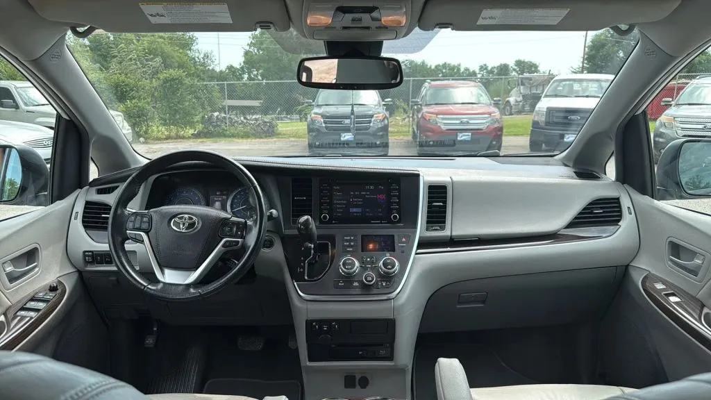 2019 Toyota Sienna XLE photo 28