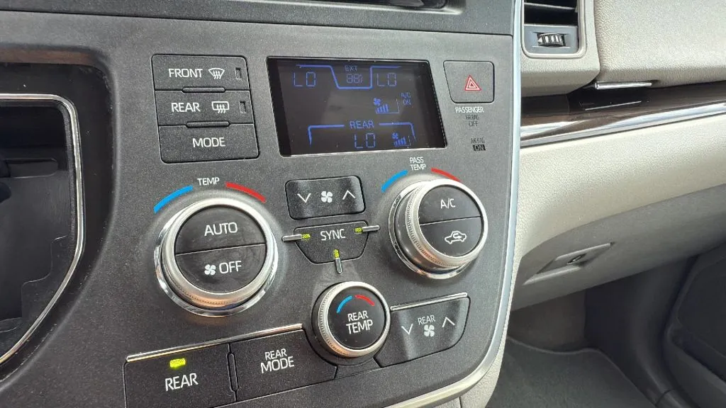 2019 Toyota Sienna XLE photo 33