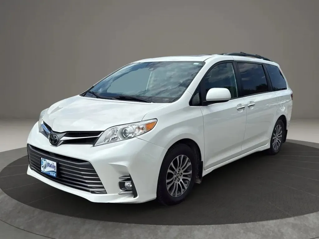 2019 Toyota Sienna XLE photo 30