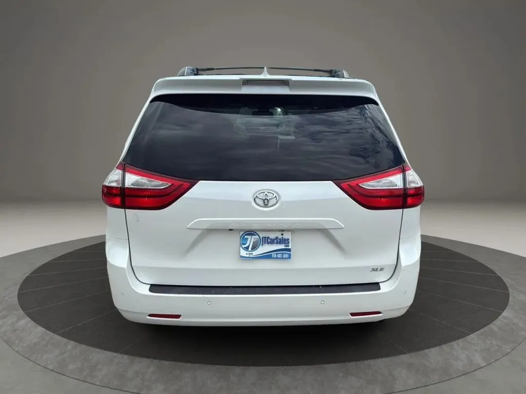 2019 Toyota Sienna XLE photo 5