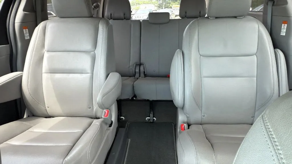 2019 Toyota Sienna XLE photo 17