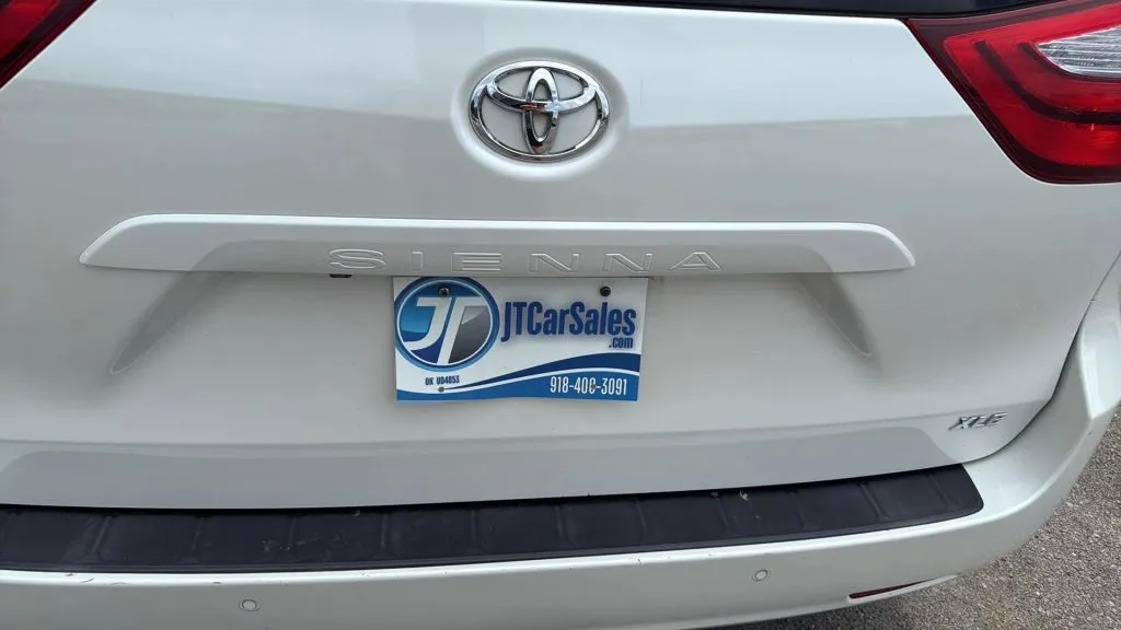 2019 Toyota Sienna XLE photo 11