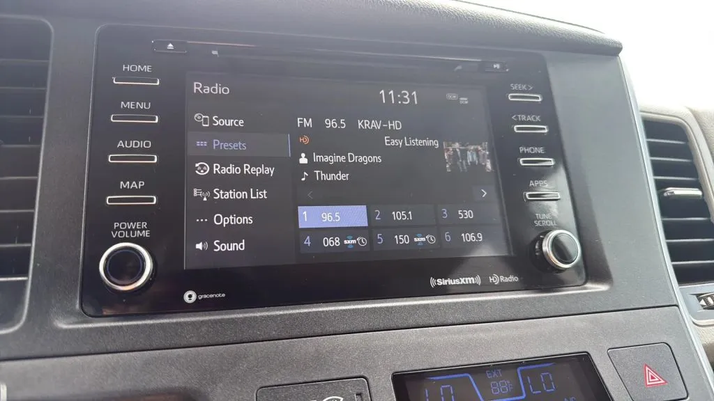 2019 Toyota Sienna XLE photo 32