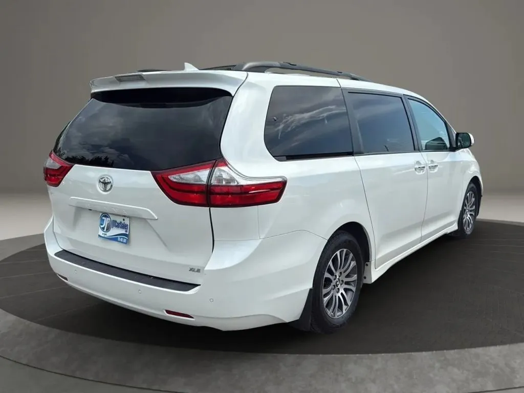 2019 Toyota Sienna XLE photo 4