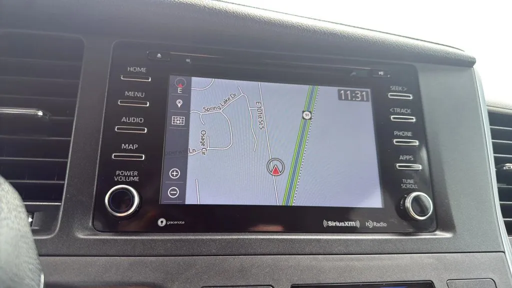 2019 Toyota Sienna XLE photo 3