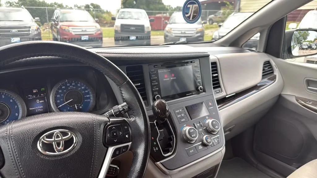 2019 Toyota Sienna XLE photo 25