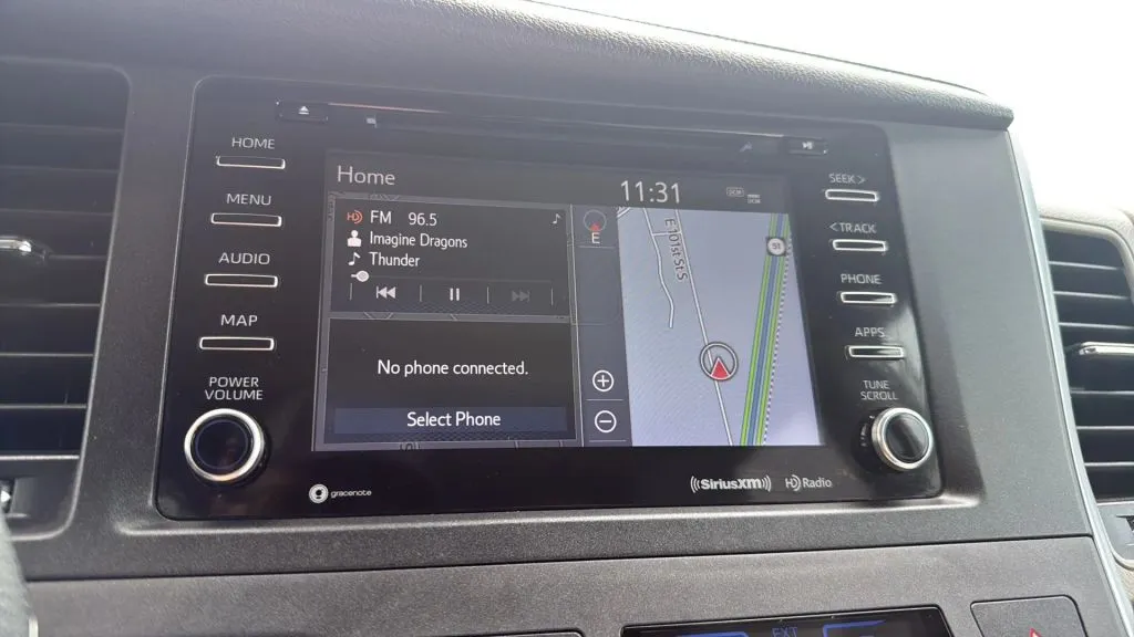 2019 Toyota Sienna XLE photo 24