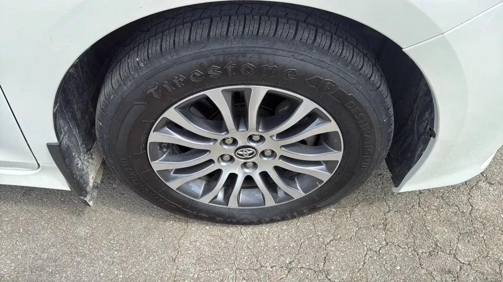 2019 Toyota Sienna XLE photo 12