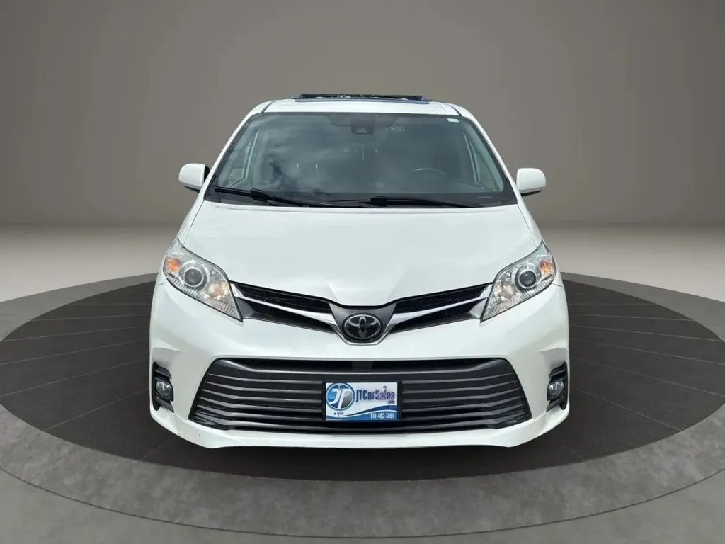 2019 Toyota Sienna XLE photo 8