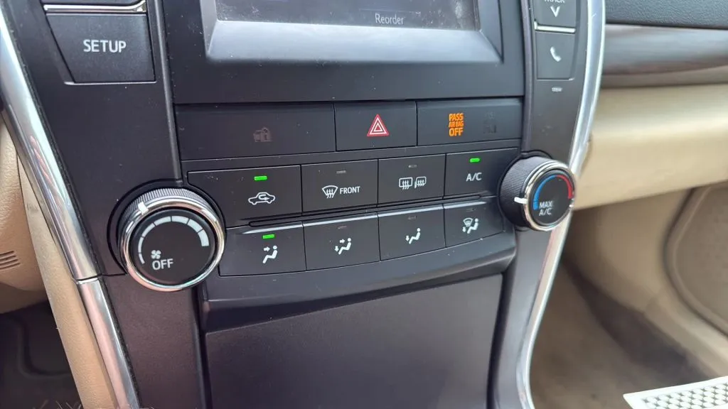 2016 Toyota Camry LE photo 5