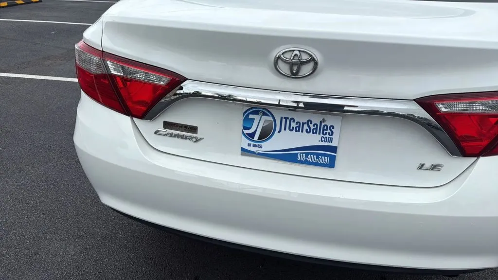 2016 Toyota Camry LE photo 18