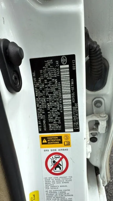 2016 Toyota Camry LE photo 16