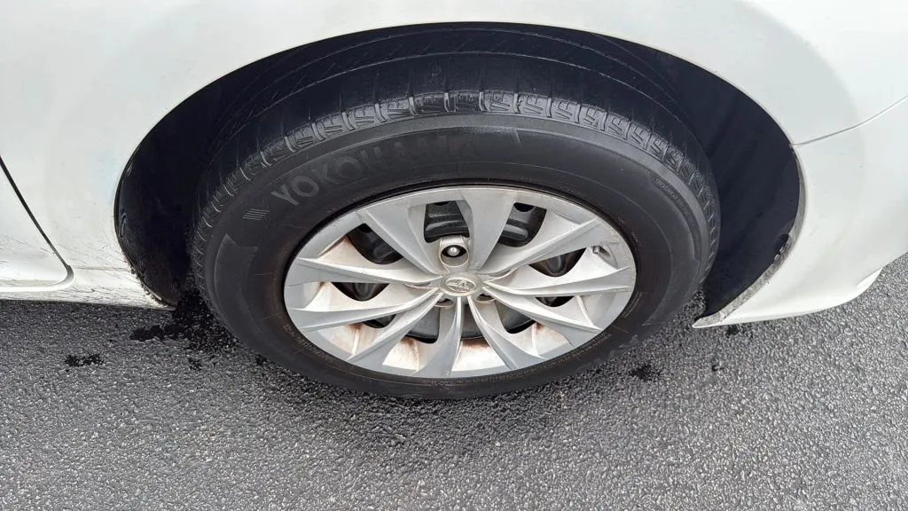 2016 Toyota Camry LE photo 26
