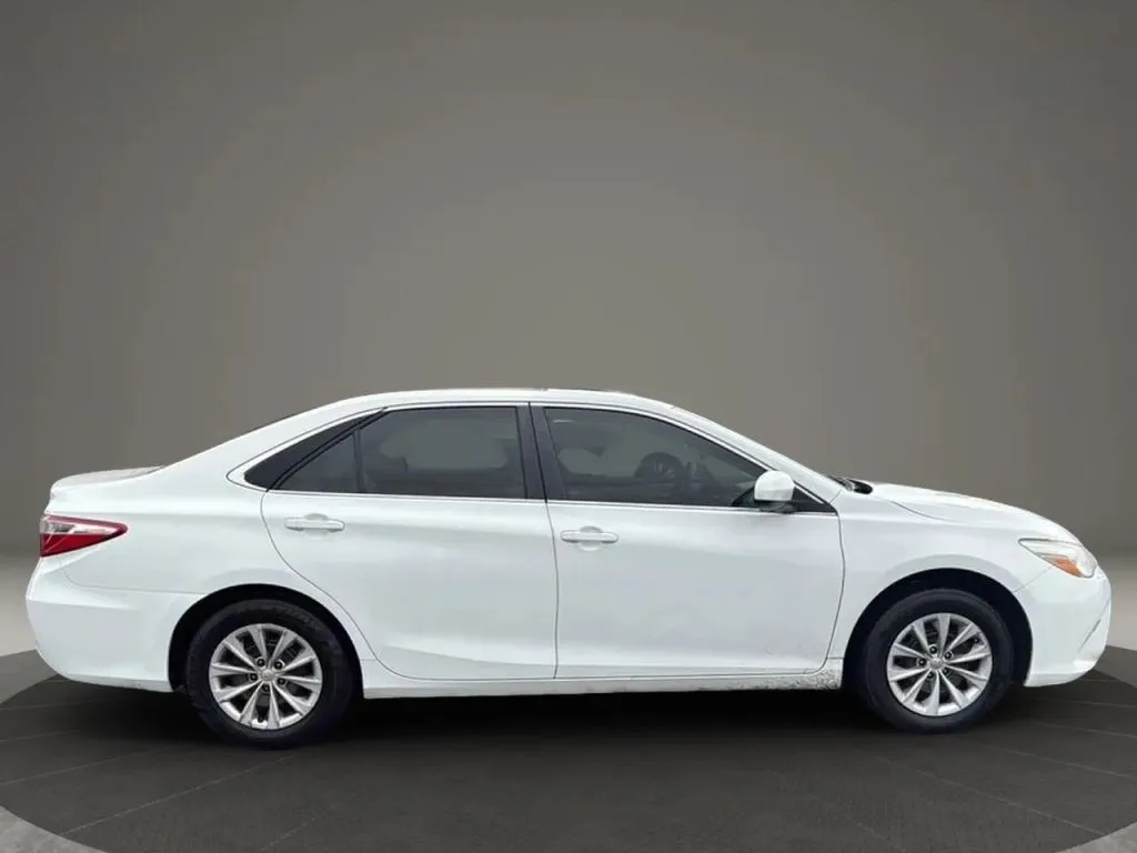 2016 Toyota Camry LE photo 19