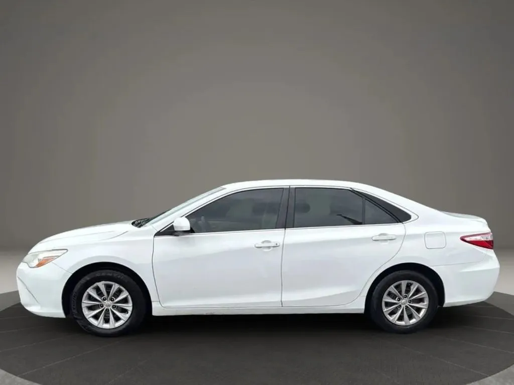 2016 Toyota Camry LE photo 22