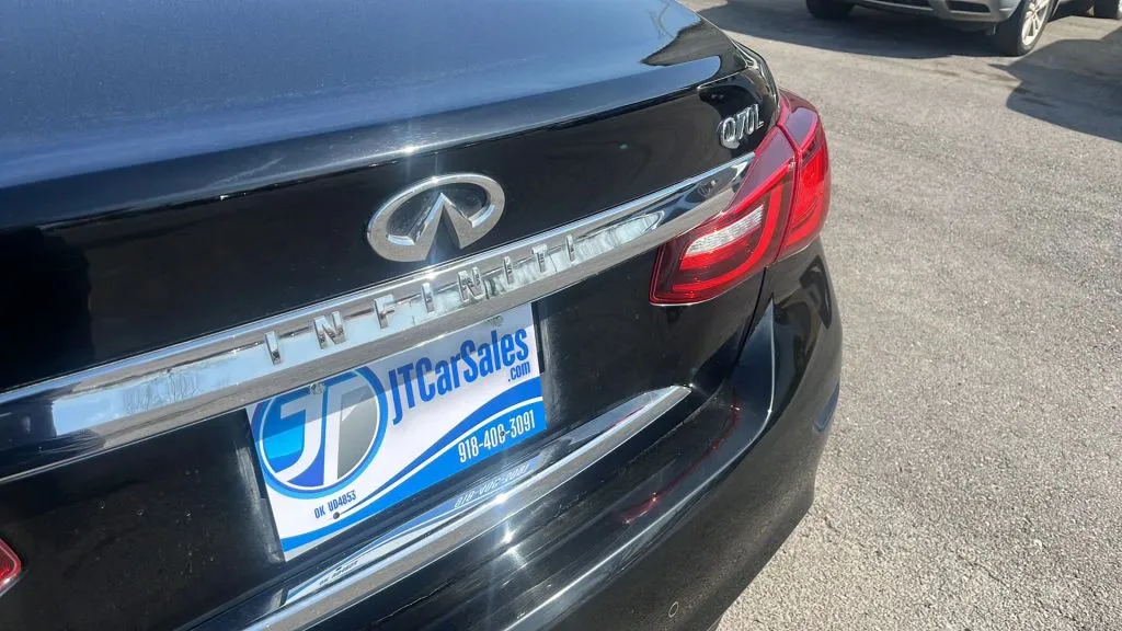 2017 Infiniti Q70 3.7 photo 24