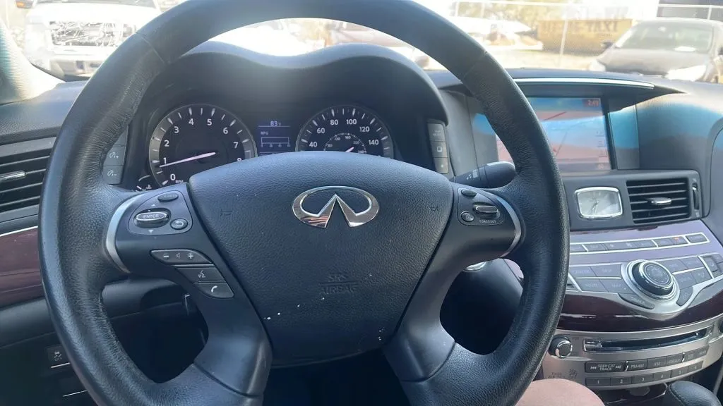 2017 Infiniti Q70 3.7 photo 38