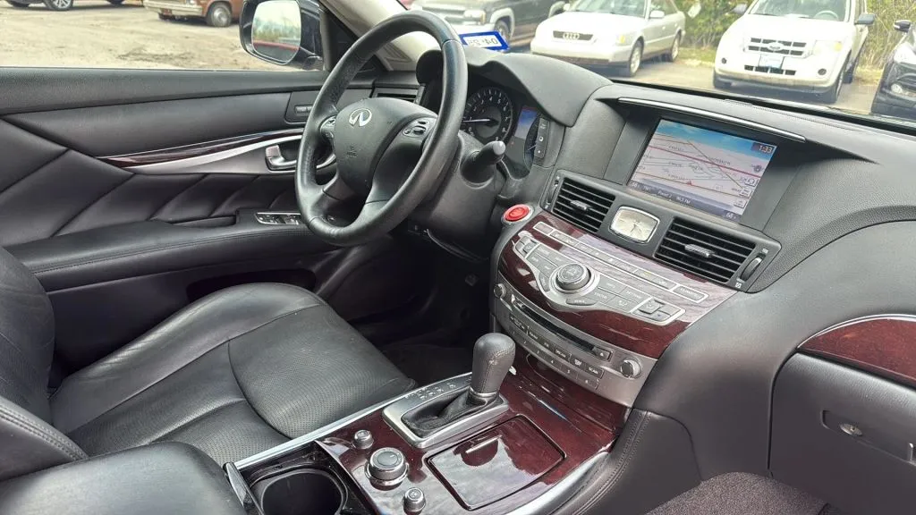 2017 Infiniti Q70 3.7 photo 3