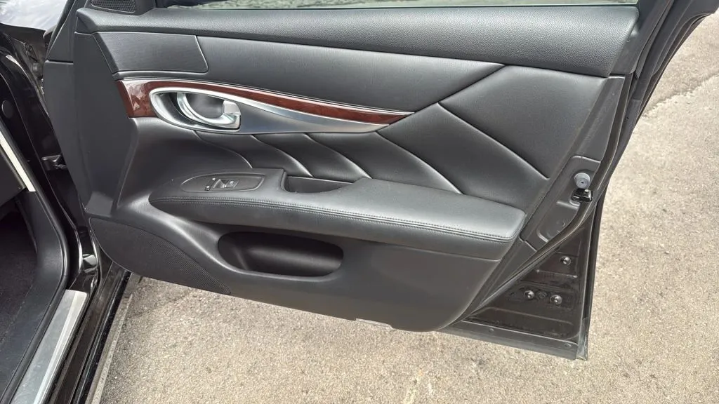 2017 Infiniti Q70 3.7 photo 30