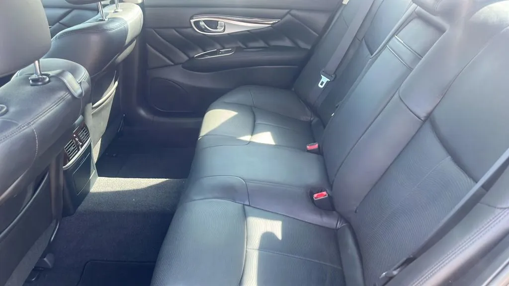 2017 Infiniti Q70 3.7 photo 23