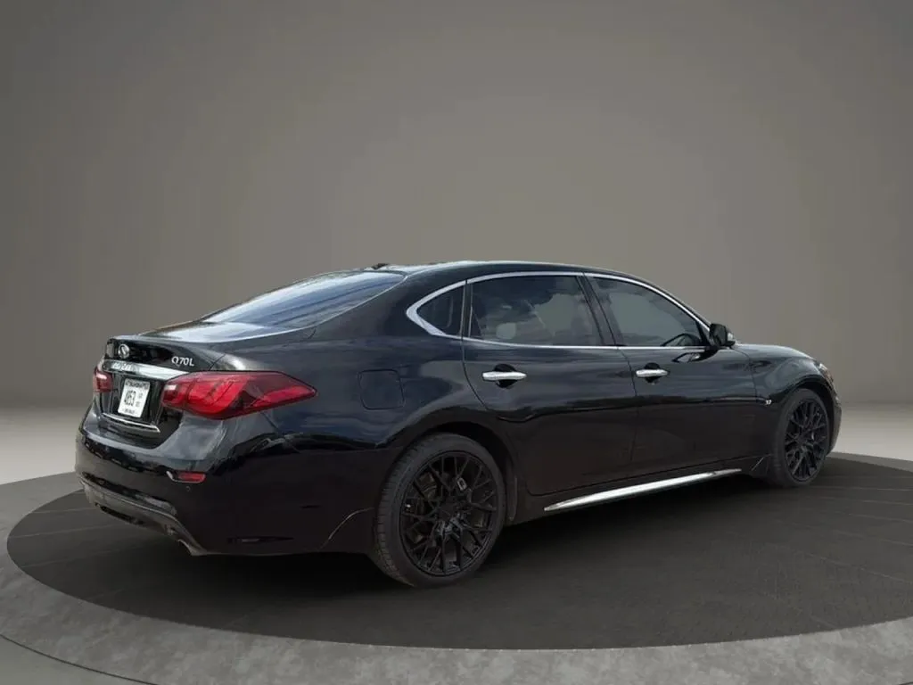 2017 Infiniti Q70 3.7 photo 2