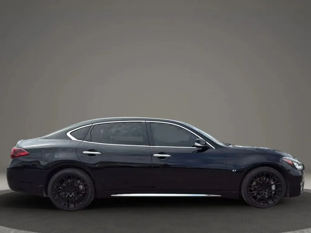 2017 Infiniti Q70 3.7 photo 4