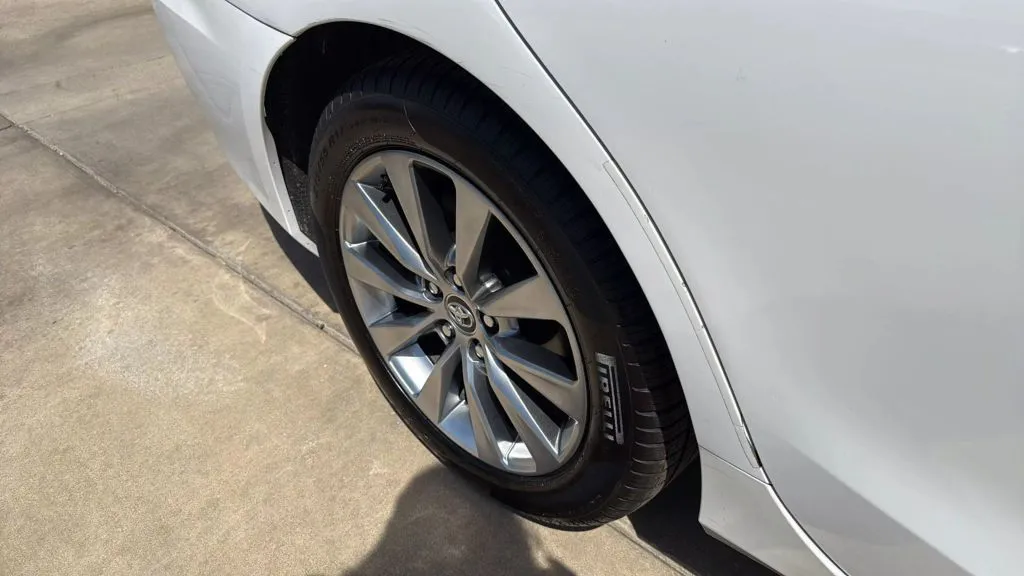 2015 Toyota Camry XLE photo 12