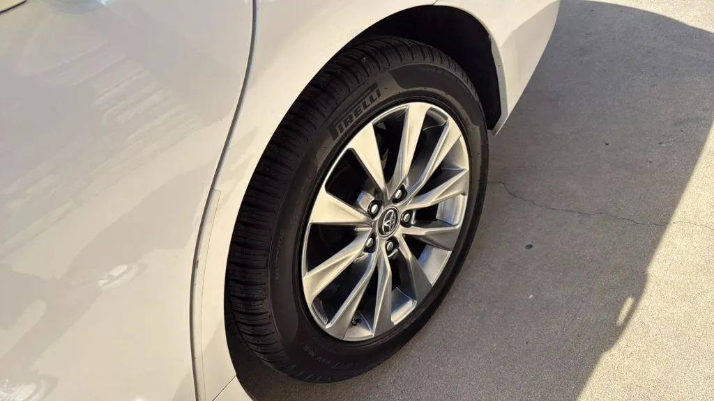 2015 Toyota Camry XLE photo 15