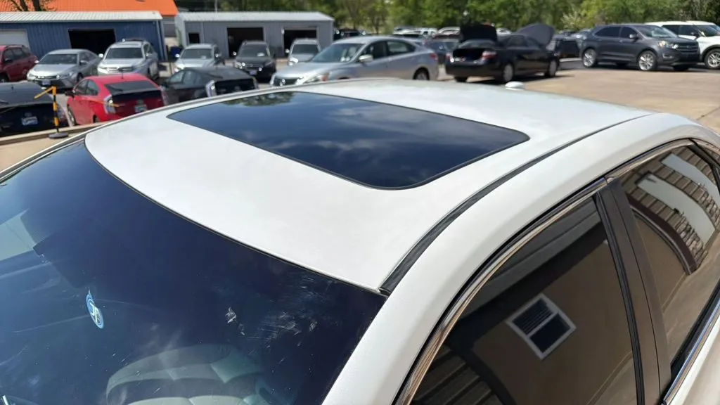 2015 Toyota Camry XLE photo 13