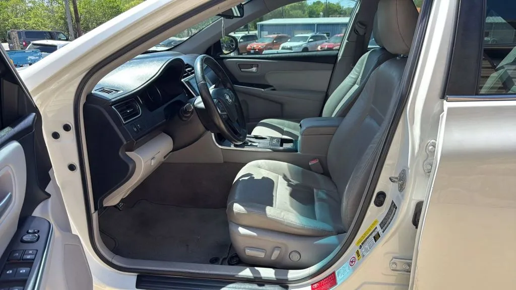 2015 Toyota Camry XLE photo 3