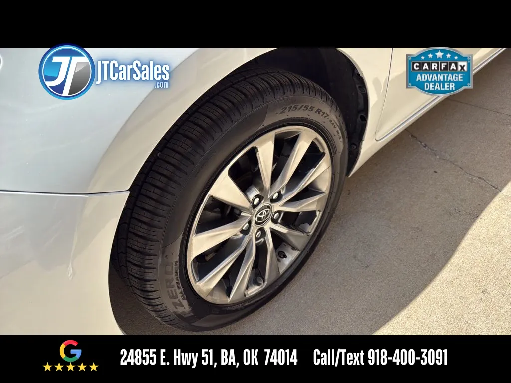 2015 Toyota Camry XLE photo 23