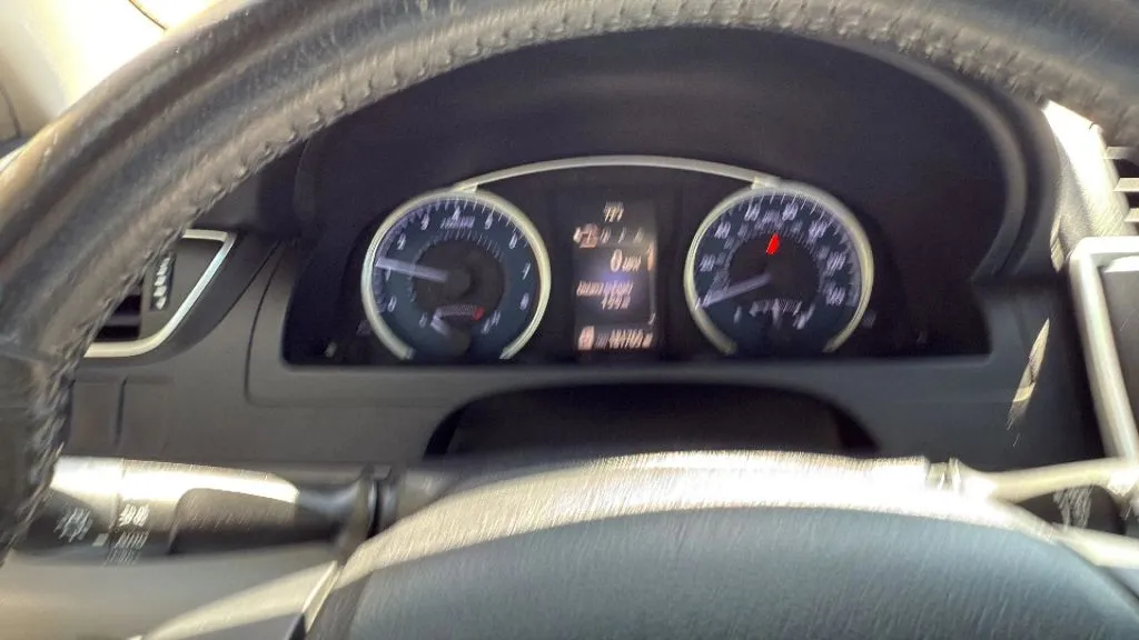 2015 Toyota Camry XLE photo 16