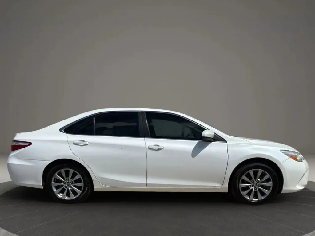2015 Toyota Camry XLE photo 17